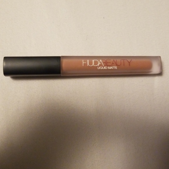HUDA BEAUTY Other - Huda Beauty Liquid Matte Lipstick in Venus
